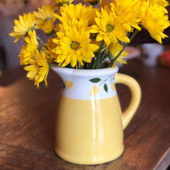 ♦️SOLD♦️Yellow and white pitcher/vase - Picture 5 of 5